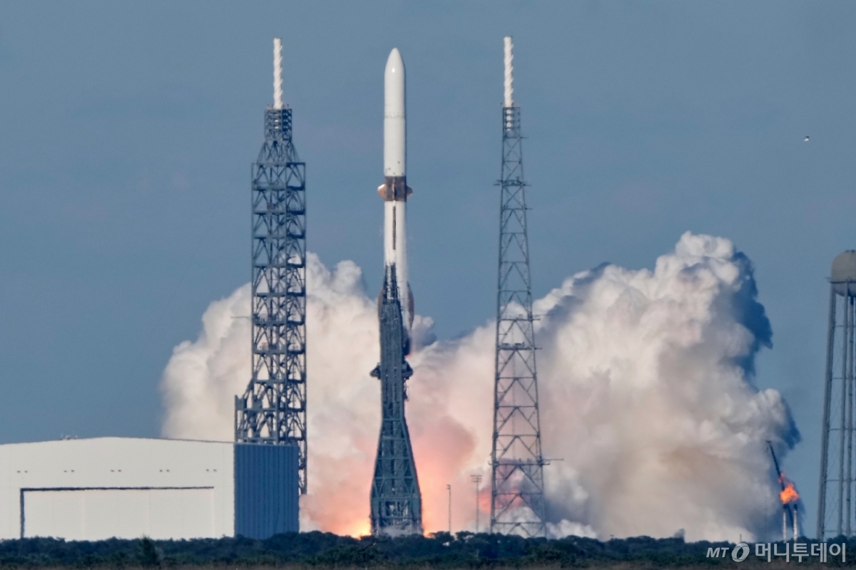 블루오리진의 '뉴 글렌' 로켓이 지난해 11월 13일(현지 시간) 미 플로리다주 케이프 커내버럴 우주군 기지 36번 발사대에서 발사되고 있다. 아마존 창업자 제프 베이조스의 우주기업 블루오리진이 개발한 '뉴 글렌' 로켓이 이날 미 항공우주국(NASA) 화성 탐사 우주선을 탑재하고 발사됐다./사진=뉴시스