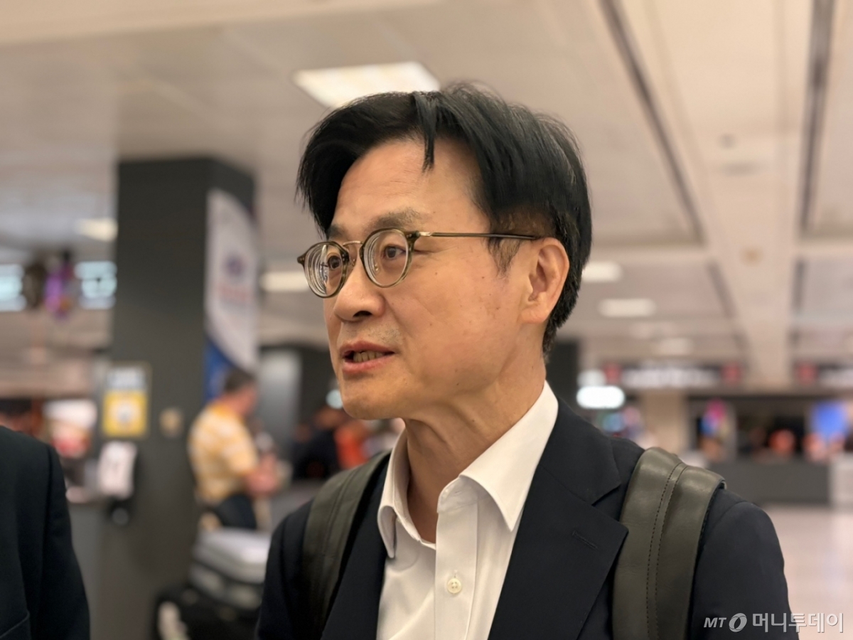  김정관 산업통상자원부(산업부) 장관이 한미 정상회담을 사흘 앞둔 22일(현지 시간) 미국 워싱턴DC 인근 덜레스국제공항으로 입국해 특파원들의 질문에 답하고 있다. 2025.08.23. /사진=뉴시스