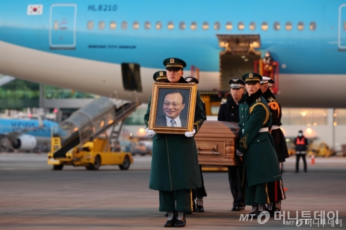  이해찬 민주평화통일자문회의 수석부의장의 유해가 27일 아침 인천국제공항에 도착해 서울 종로구 서울대학교병원 장례식장으로 운구되고 있다. /사진=뉴스1