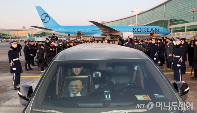 베트남 출장 중 심근경색으로 쓰러져 별세한 이해찬 민주평화통일자문회의 수석부의장의 시신이 27일 오전 인천국제공항에 도착, 빈소가 마련된 서울대병원 장례식장으로 운구되고 있다./사진=뉴스1