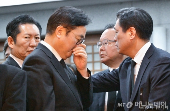 정청래 더불어민주당 대표, 우원식 국회의장, 김부겸 전 총리, 조승래 더불어민주당 사무총장이 27일 오전 서울 종로구 서울대학교병원 장례식장에 故 이해찬 전 국무총리의 빈소에서 조문하고 있다. /사진=뉴스1