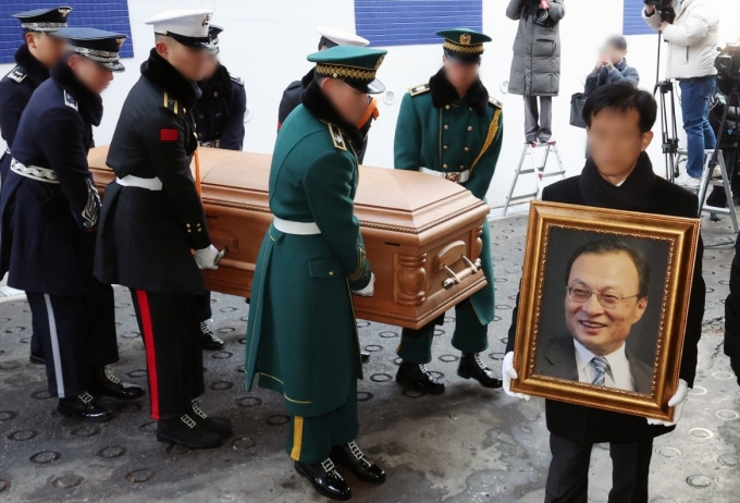 베트남 출장 중 별세한 고(故) 이해찬 민주평화통일자문회의 수석부의장의 시신과 영정이 27일 오전 서울 종로구 서울대학교병원 장례식장에 도착해 운구되고 있다. /사진=뉴시스