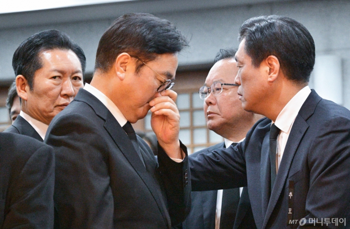 [서울=뉴시스] 조성우 기자 = 정청래 더불어민주당 대표, 우원식 국회의장, 김부겸 전 총리, 조승래 더불어민주당 사무총장이 27일 오전 서울 종로구 서울대학교병원 장례식장에 마련된 고(故) 이해찬 전 국무총리 빈소에서 조문하고 있다. (공동취재) 2026.01.27. photo@newsis.com /사진=류현주