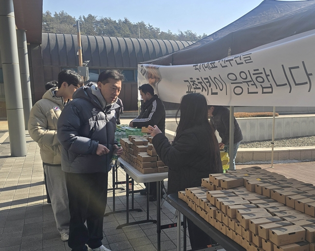 김택수 국가대표선수촌장이 교촌에프앤비 관계자와 대화를 하고 있다. /사진=대한체육회