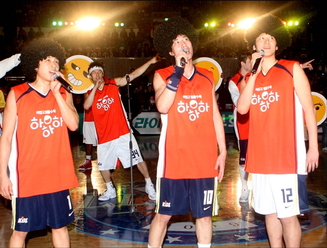 2008-2009시즌 올스타전에서 드래프트 동기로 함께 공연을 하고 있는 김태술(왼쪽부터), 양희종, 함지훈. /사진=KBL