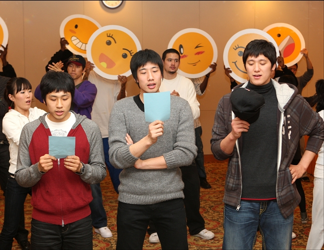 2009년 올스타전에 앞서 공연 연습을 하고 있는 김태술(왼쪽부터), 양희종, 함지훈. /사진=KBL