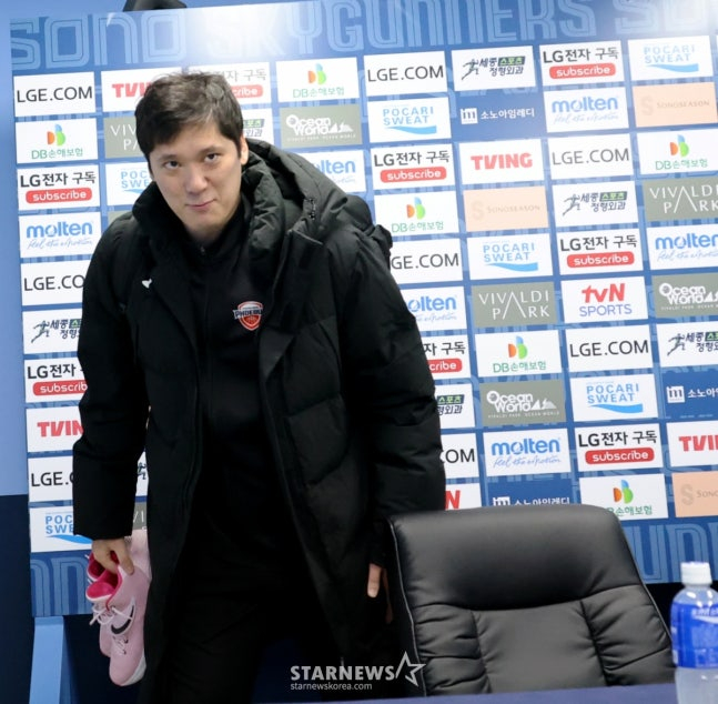 27일 경기 직후 인터뷰를 마친 뒤 취재진에 인사하는 함지훈. /사진=강영조 선임기자