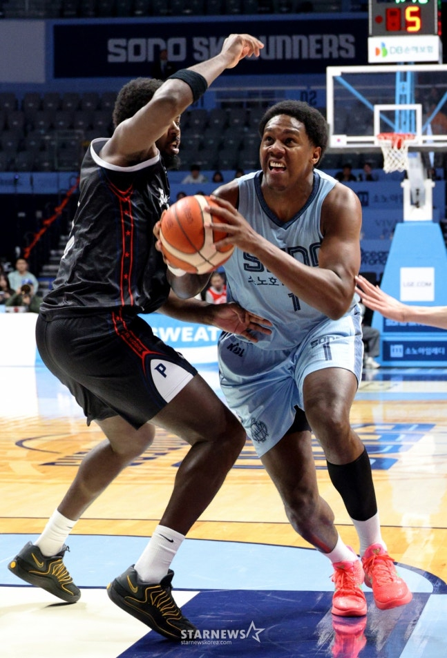 돌파를 시도하는 나이트. /사진=강영조 선임기자