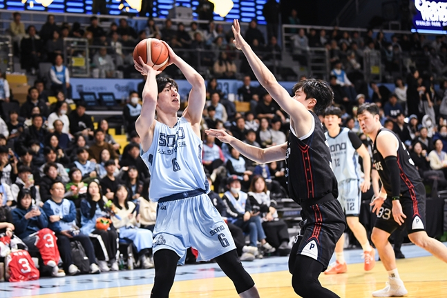 상대 수비를 피해 슈팅을 시도하는 이정현(왼쪽). /사진=KBL