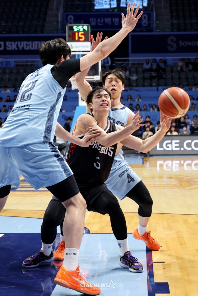 박무빈(가운데)를 수비하고 있는 소노 선수들. /사진=강영조 선임기자