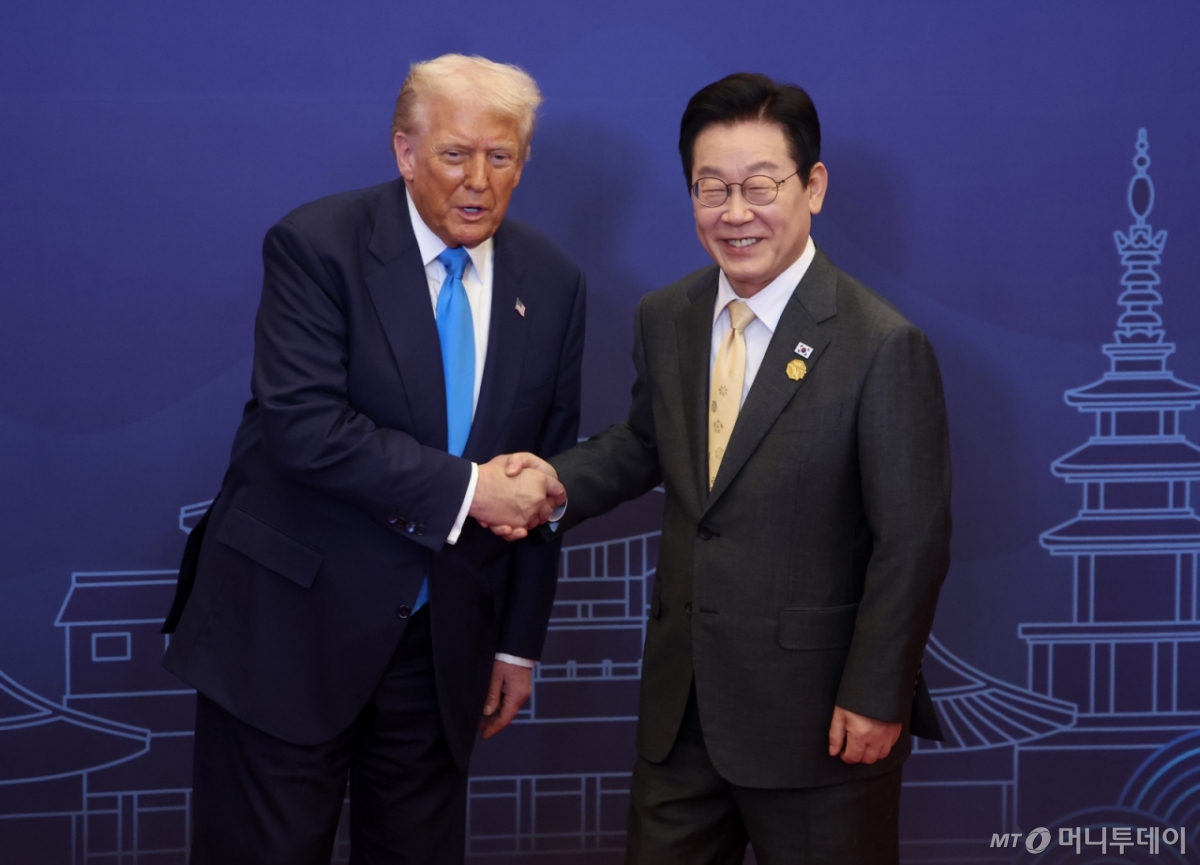 [경주=뉴시스] 최동준 기자 = 이재명 대통령이 29일 경북 경주 힐튼호텔 그랜드볼룸에서 열린 대통령 주최 정상 특별만찬에서 도널드 트럼프 미국 대통령을 영접하고 있다. (대통령실통신사진기자단) 2025.10.29. photocdj@newsis.com /사진=