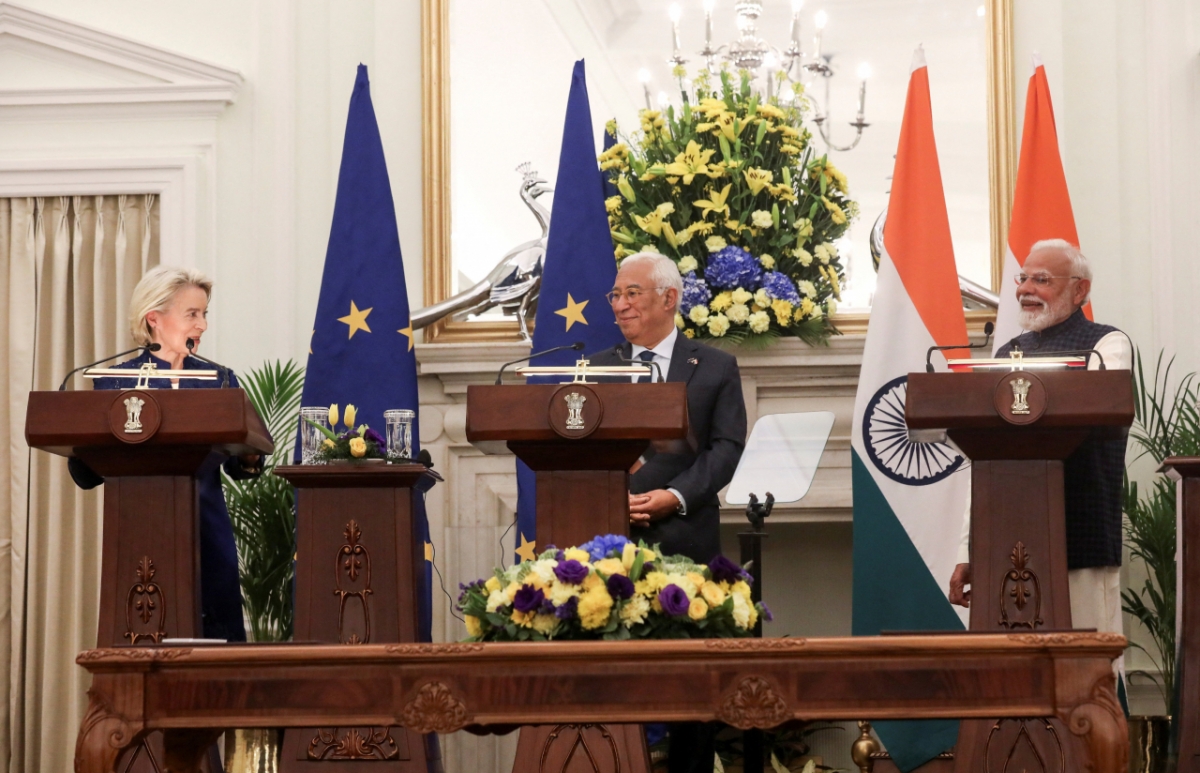 (왼쪽부터)  우르줄라 폰데어라이엔 유럽연합(EU) 집행위원장, 안토니우 코스타 유럽이사회 의장, 나렌드라 모디 인도 총리가 27일(현지시간) 인도 수도 뉴델리에서 공동 기자회견을 하고 있다. /로이터=뉴스1