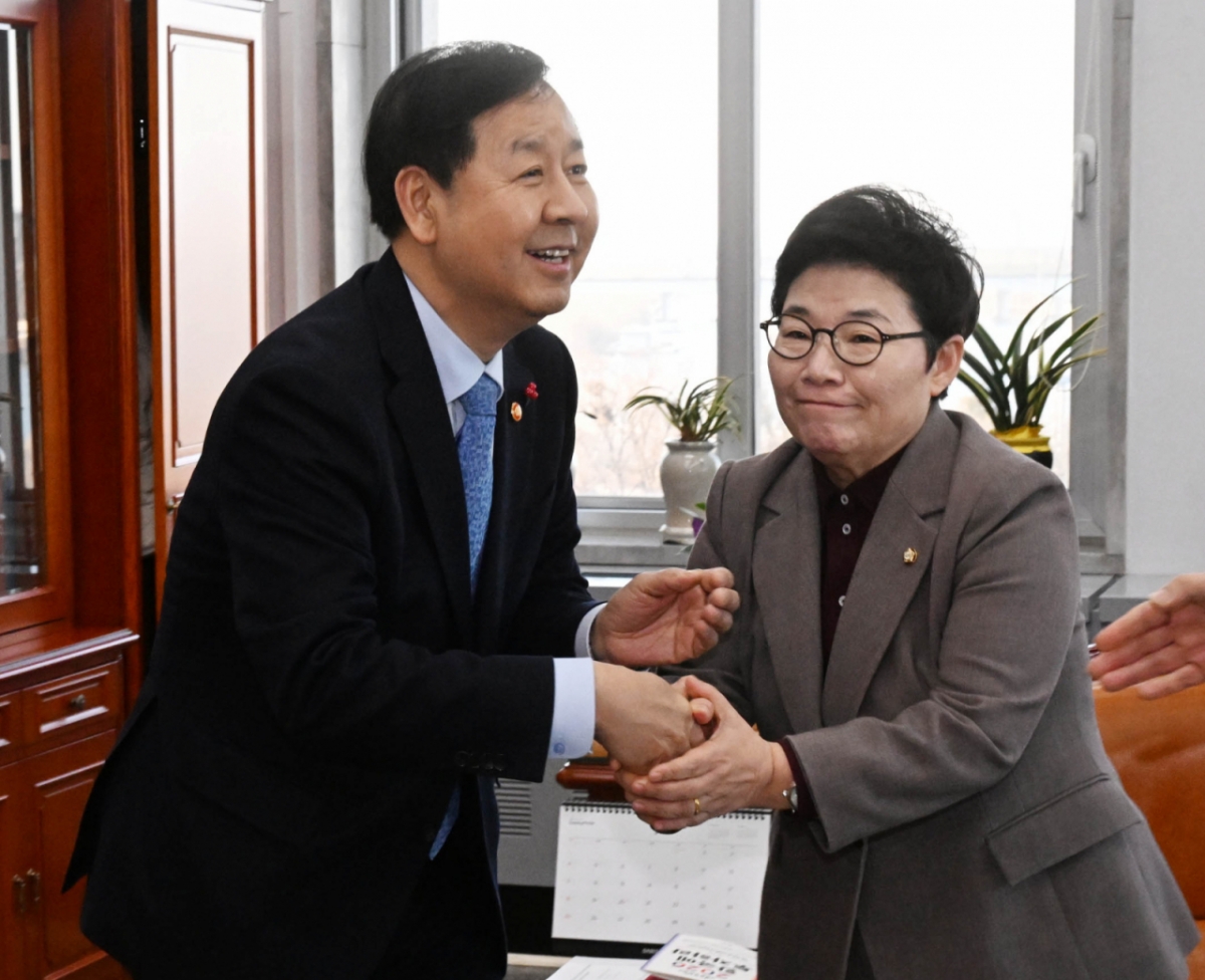 임이자 국회 재정경제기획위원장과 구윤철 경제부총리 겸 재정경제부 장관이 27일 서울 여의도 국회에서 도널드 트럼프 미국 대통령의 관세 인상 언급과 관련해 면담하고 있다. (공동취재) 2026.01.27./사진=뉴시스