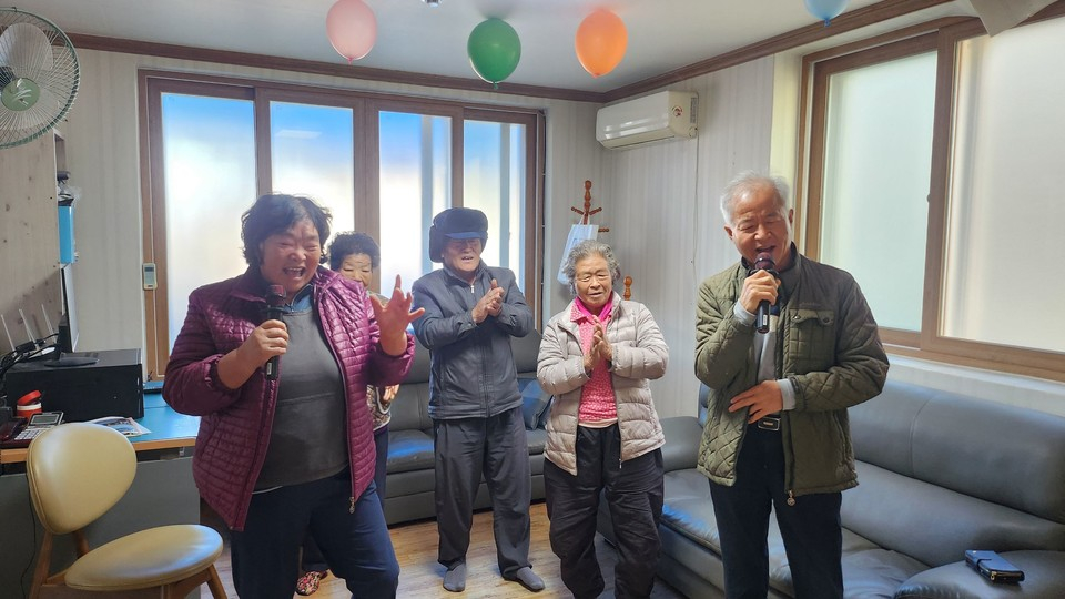 화상 시스템을 활용하는 스마트 경로당에서 어르신들이 실시간 노래 교실에 참여하며 즐거운 시간을 보내고 있다. /사진=나우비긴 제공