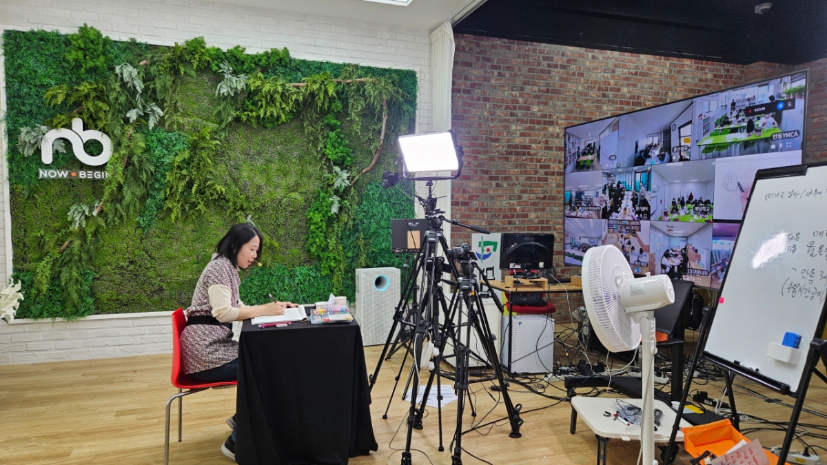 나우비긴의 스튜디오에서 라이브 방송이 진행되는 모습 /사진=최태범 기자