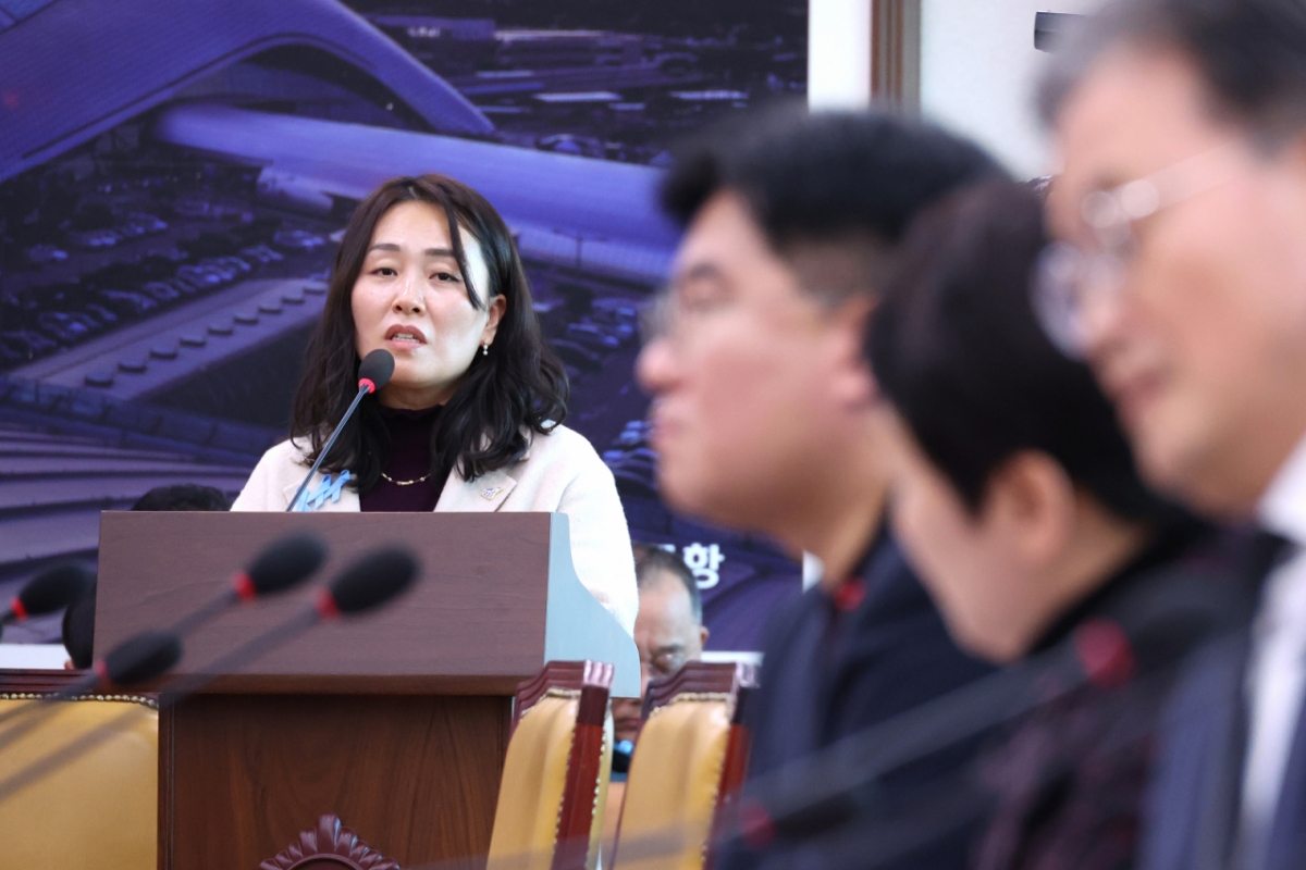 27일 서울 여의도 국회 국토교통위원회에서 열린 12.29 여객기 참사 진상규명을 위한 국정조사특별위원회 전체회의에서 김유진 유가족협의회 대표가 발언하고 있다. 2026.1.27/뉴스1  Copyright © 뉴스1. All rights reserved. 무단 전재 및 재배포,  AI학습 이용 금지. /사진=뉴스1