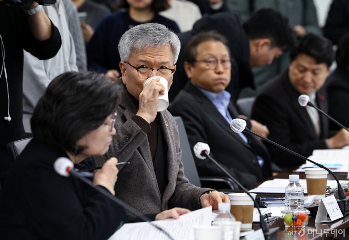 김택우(왼쪽 두번째) 대한의사협회장이 27일 서울 서초구 건강보험심사평가원 전문가자문회의장에서 열린 '제5차 보건의료정책심의위원회'에 참석해 물을 마시고 있다./사진=뉴시스