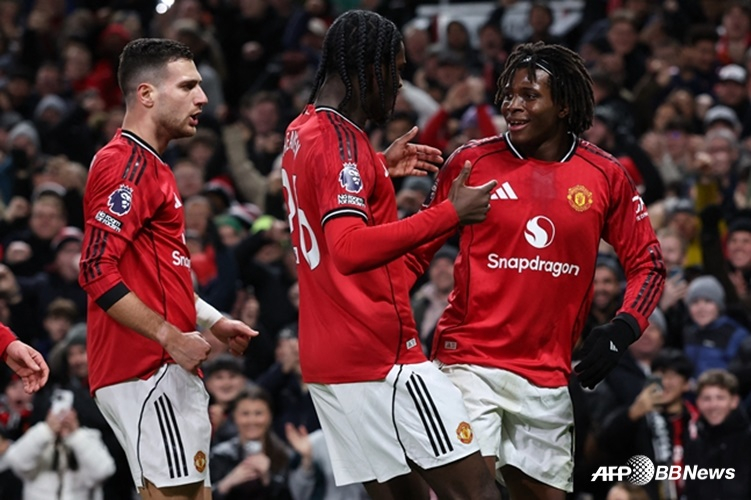 패트릭 도르구(가장 오른쪽)와 맨유 선수들. /AFPBBNews=뉴스1