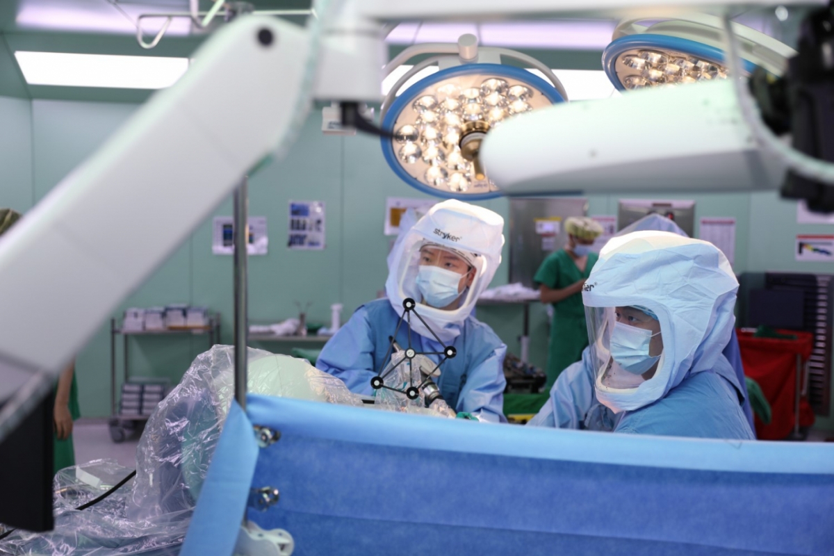 고관절 이형성증 환자에게 인공 고관절 치환술을 집도하는 모습. /사진=한림대 동탄성심병원