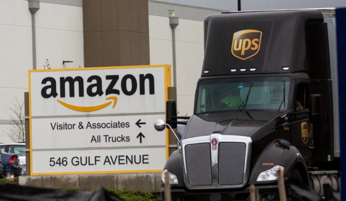 2020년 미국 뉴욕주 스태튼 아일랜드에 있는 아마존 물류센터에서 출발하는 UPS 배송 트럭 /사진=블룸버그