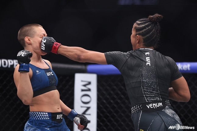 로즈 나마유나스(왼쪽)가 나탈리아 실바의 펀치를 맞고 있다. /AFPBBNews=뉴스1