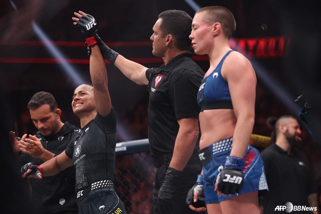 나탈리아 실바(왼쪽)가 로즈 나마유나스와 경기에서 승리 후 미소짓고 있다. /AFPBBNews=뉴스1