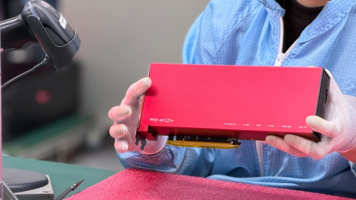 퓨리오사AI가 TSMC로부터 인도받은 RNGD 칩을 기반으로 카드 양산 출하작업을 거치고 있다/사진제공=퓨리오사 AI