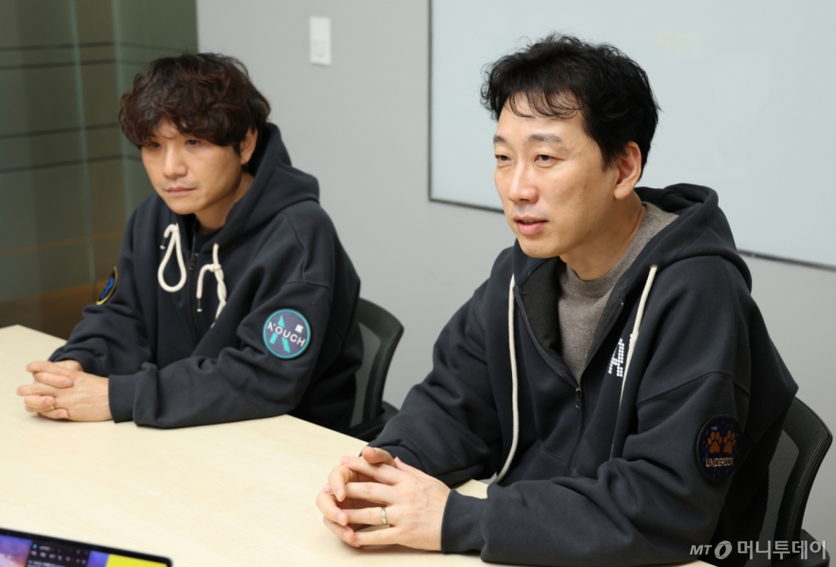 박성준 네오위즈 신작개발그룹장(오른쪽)과 최지원 라운드8 스튜디오 총괄 디렉터. 2026.01.28. /사진=이기범 기자 leekb@