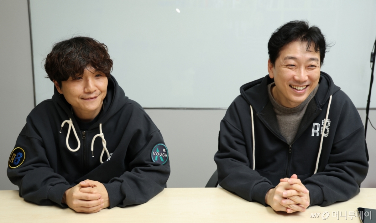 박성준 네오위즈 신작개발그룹장(오른쪽)과 최지원 라운드8 스튜디오 총괄 디렉터. 2026.01.28./사진=이기범 기자 leekb@