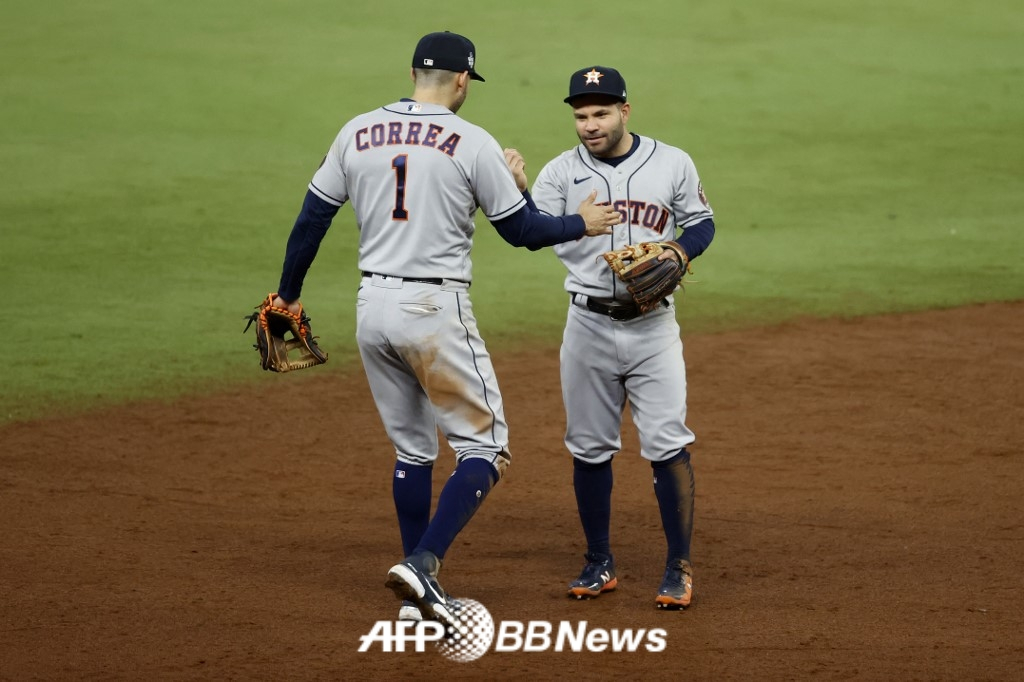 휴스턴 애스트로스의 내야 듀오인 카를로스 코레아(왼쪽)와 호세 알투베. /AFPBBNews=뉴스1