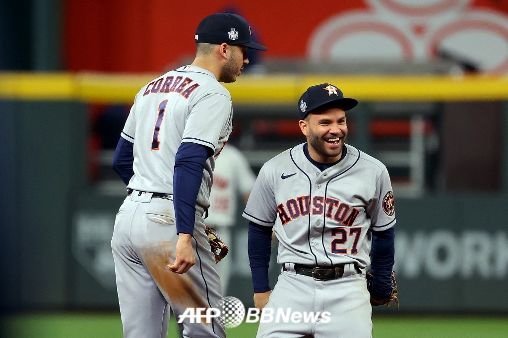 휴스턴 애스트로스의 내야 듀오인 카를로스 코레아(왼쪽)와 호세 알투베. /AFPBBNews=뉴스1