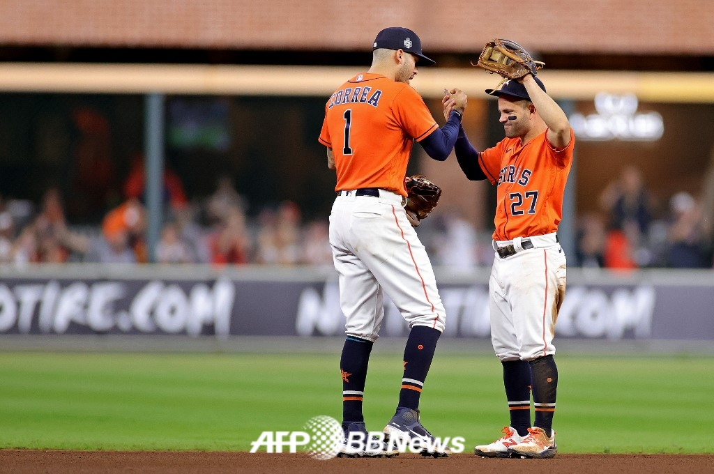 휴스턴 애스트로스의 내야 듀오인 카를로스 코레아(왼쪽)와 호세 알투베. /AFPBBNews=뉴스1