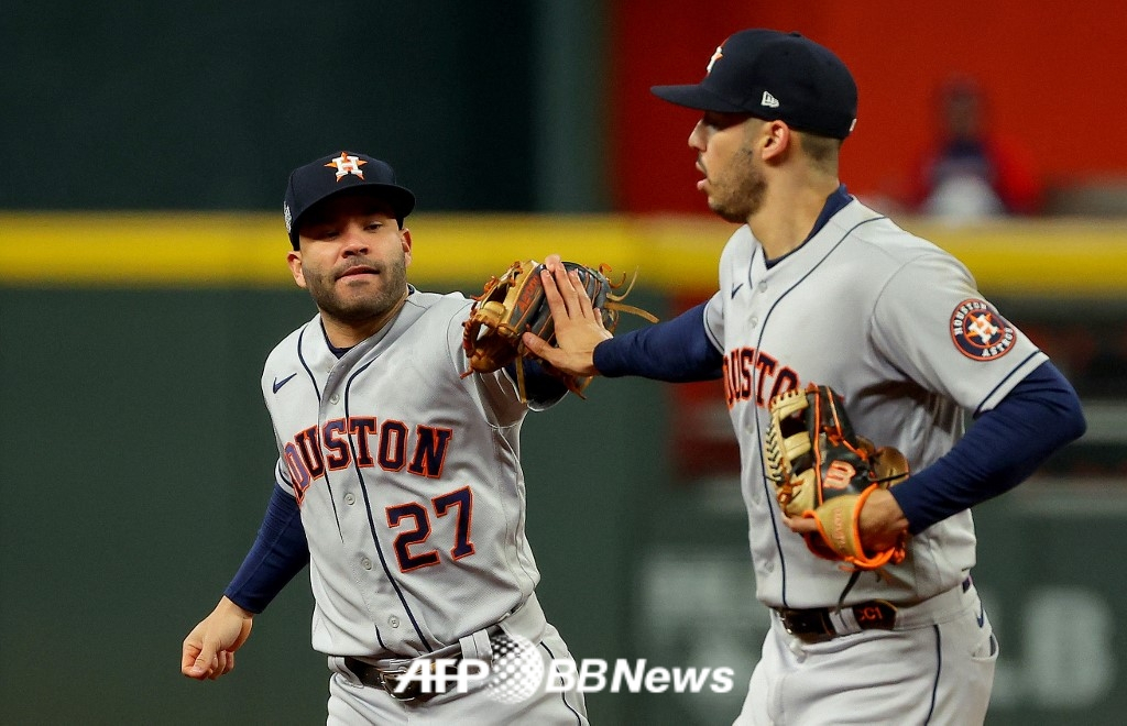 휴스턴 애스트로스의 내야 듀오인 카를로스 코레아(오른쪽)와 호세 알투베. /AFPBBNews=뉴스1
