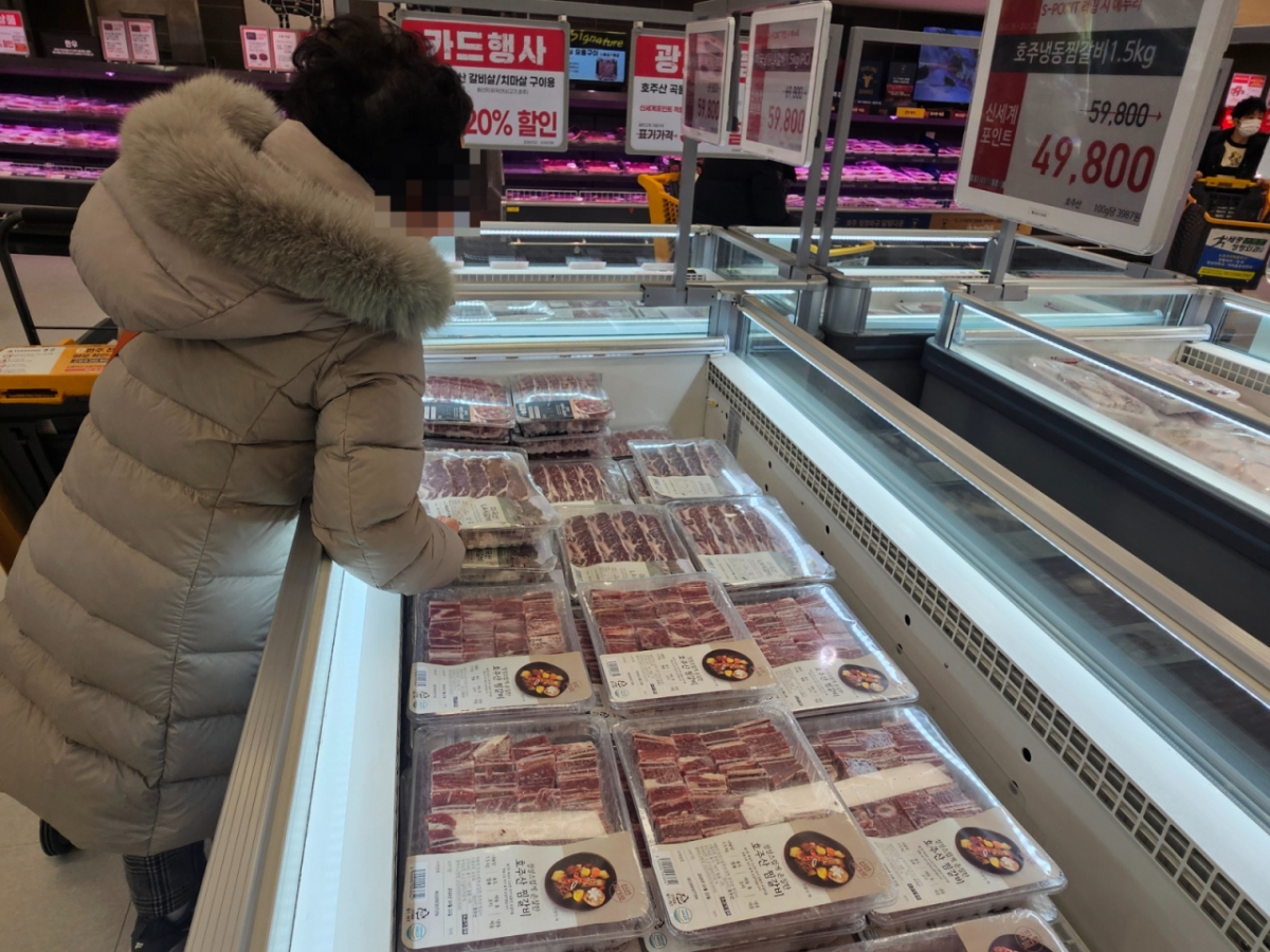 28일 오후 서울 광진구의 한 대형마트 정육코너에서 한 시민이 호주산 냉동 LA갈비를 구매하는 장바구니에 담는 모습./사진=박상혁 기자.