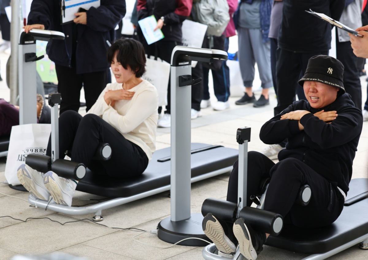 지난해 10월 26일 서울 여의도 한강공원 이벤트 광장에서 열린 9988 서울체력장에서 참가자들이 윗몸일으키기를 하고 있다. /사진=뉴시스