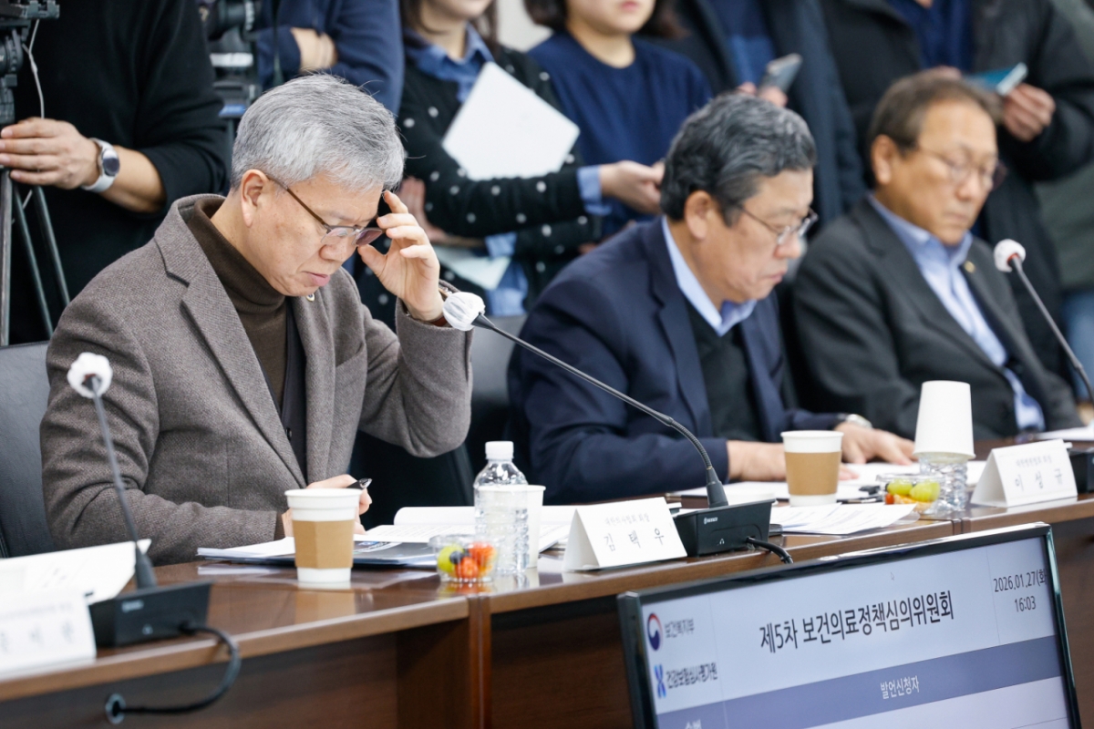 김택우 대한의사협회장이 27일 오후 서울 서초구 국제전자센터에서 열린 제5차 보건의료정책심의위원회에 참석해 정은경 보건복지부 장관의 인사말을 듣고 있다. /사진=뉴스1