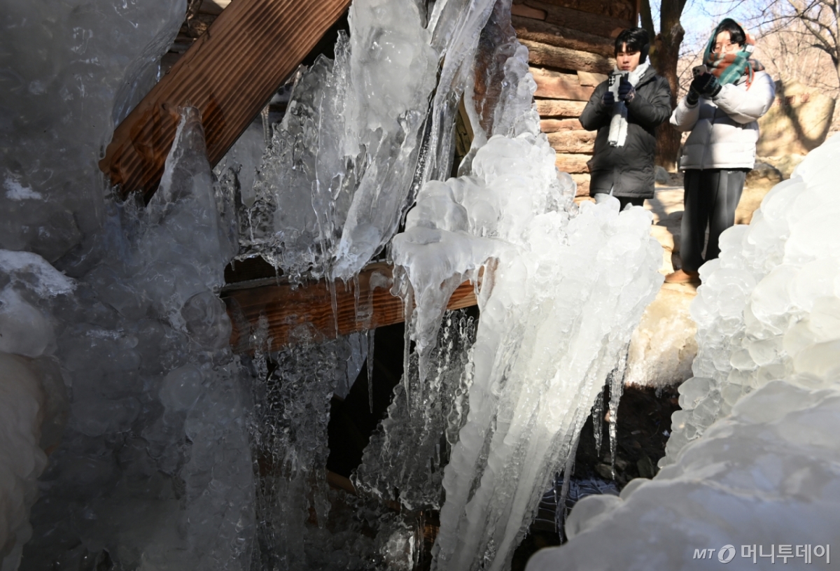 [용인=뉴시스] 김종택 기자 = 전국 곳곳에 한파특보가 발효된 28일 경기 용인시 한국민속촌에 설치된 물레방아가 꽁꽁 얼어 있다. 2026.01.28. jtk@newsis.com /사진=김종택