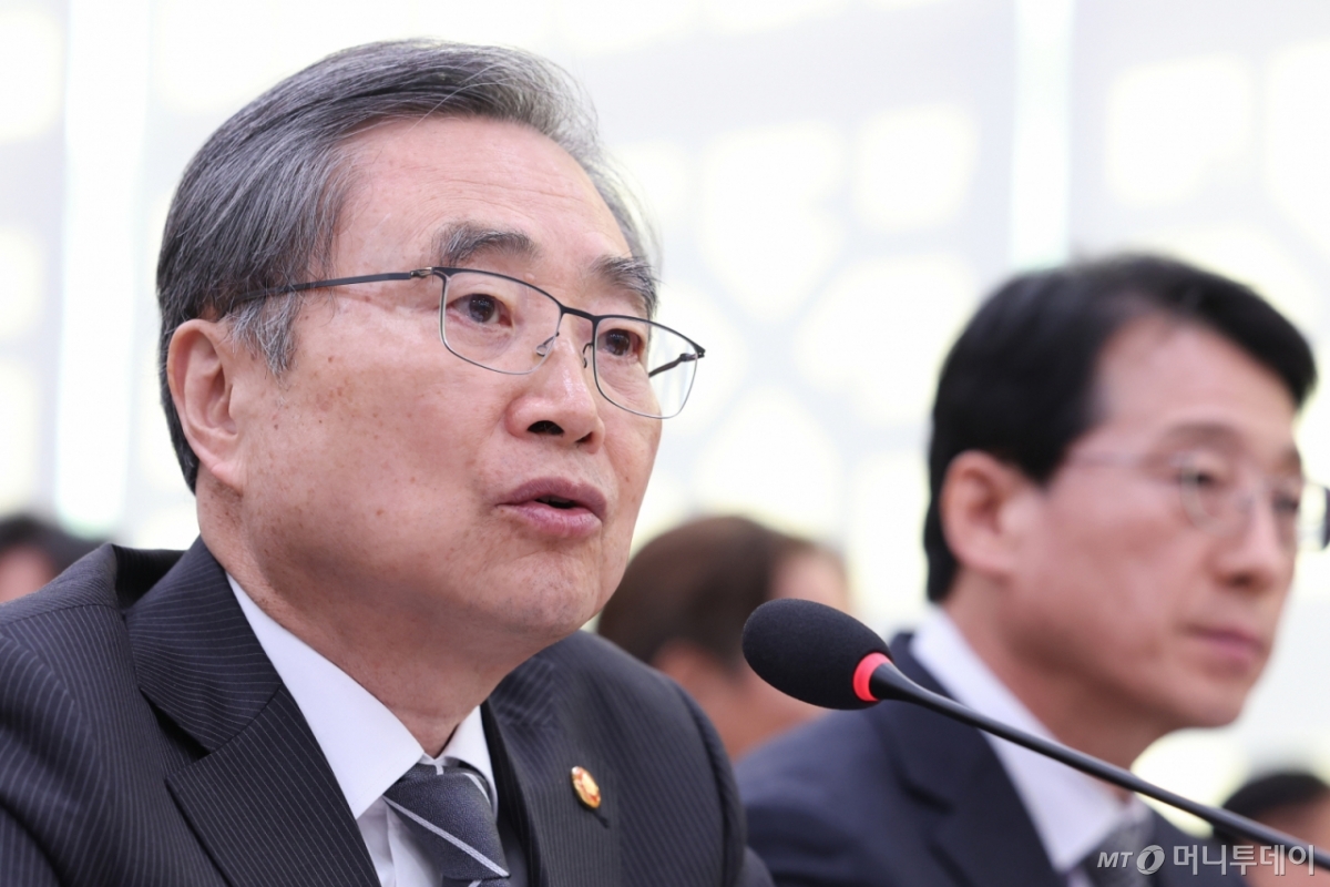 (서울=뉴스1) 신웅수 기자 = 조현 외교부 장관(왼쪽)이 28일 서울 여의도 국회에서 열린 외교통일위원회 전체회의에서 현안 질의에 답변하고 있다. 2026.1.28/뉴스1  Copyright © 뉴스1. All rights reserved. 무단 전재 및 재배포,  AI학습 이용 금지. /사진=(서울=뉴스1)