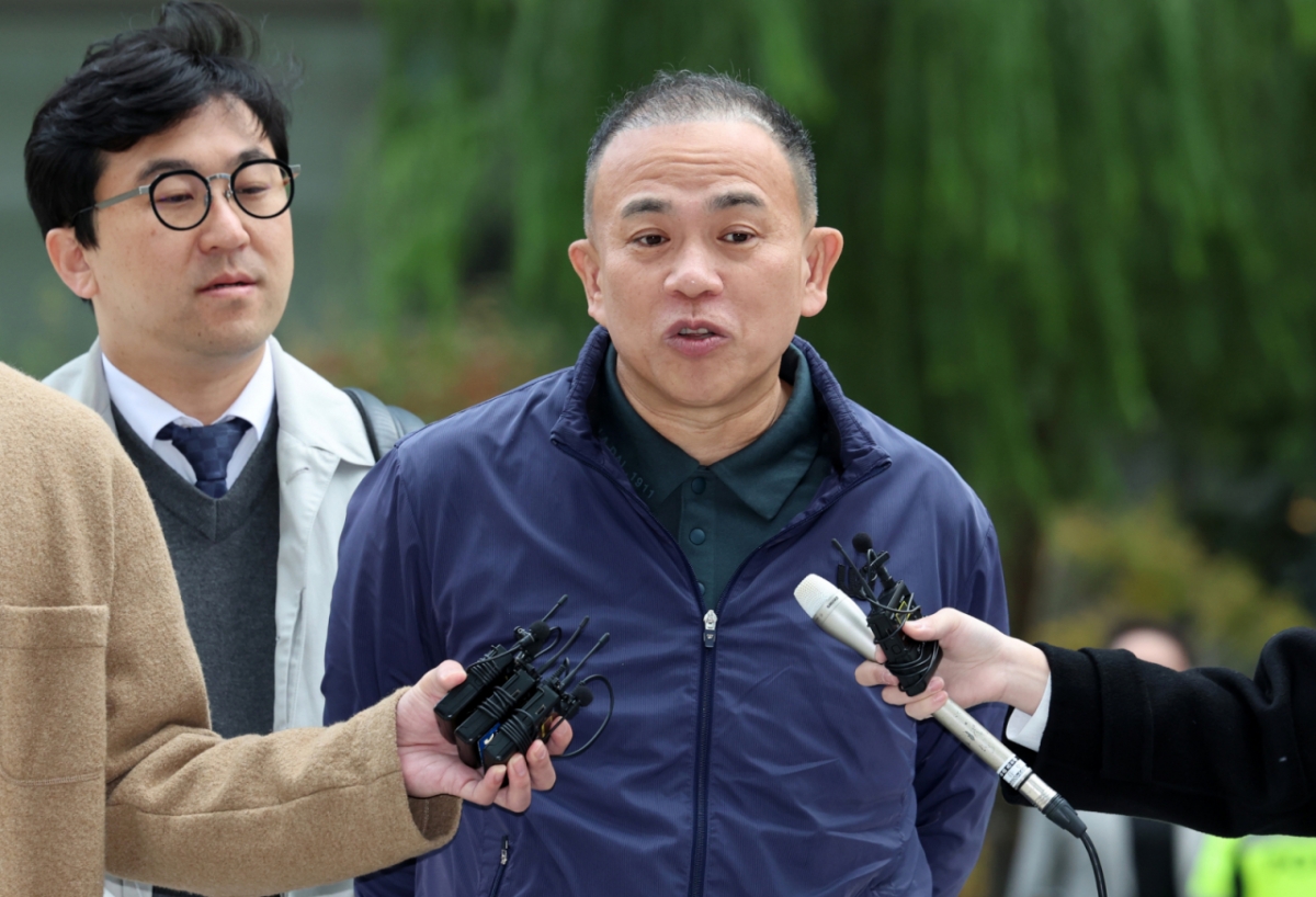 명태균 씨가 지난해 11월8일 오전 서울 종로구 KT광화문 웨스트빌딩에 마련된 김건희 여사 관련 의혹을 수사하는 민중기 특별검사 사무실에서 진행되는 소환조사에 출석하며 취재진의 질문에 답하고 있다. /사진=뉴시스