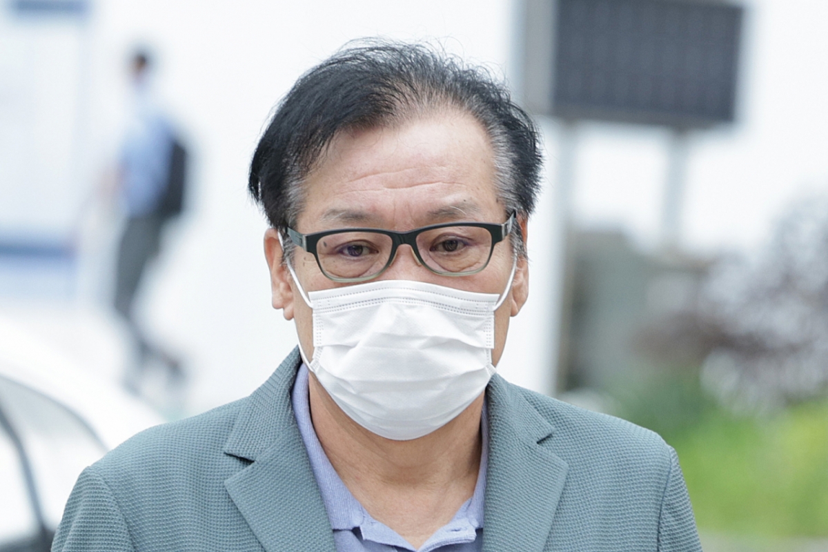 김건희 여사와 친분을 이용해 각종 청탁을 받은 의혹이 제기된 건진법사 전성배 씨가 지난해 8월 서울 종로구에 마련된 민중기 특별검사팀(김건희 특검팀) 사무실로 향하고 있다. /사진=뉴스1