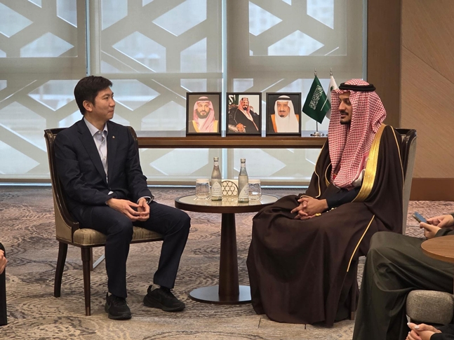 유승민 대한체육회장(왼쪽)과 압둘라지즈 배셴 사우디NOC 사무총장의 면담 모습. /사진=대한체육회