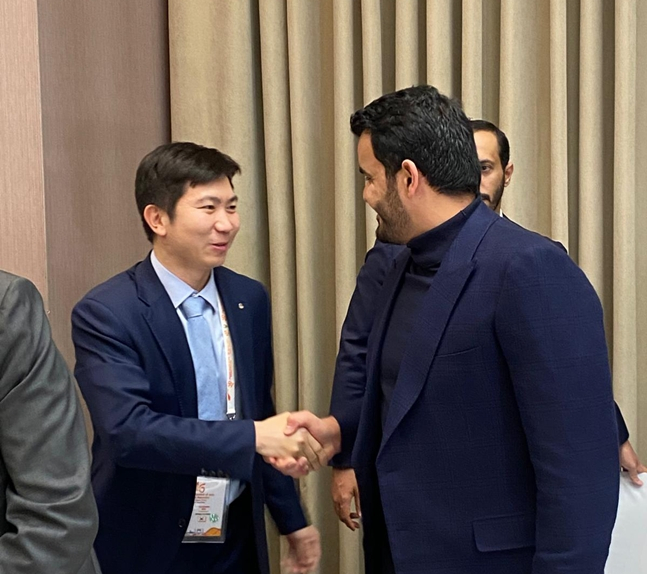 유승민 대한체육회장과 알타니 OCA 회장이 악수를 하고 있다. /사진=대한체육회