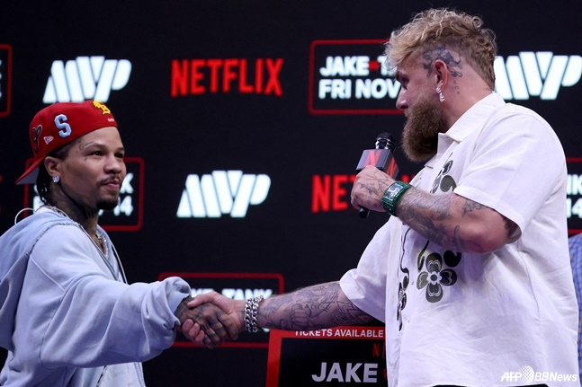 저본타 데이비스(왼쪽)와 제이크 폴. /AFPBBNews=뉴스1