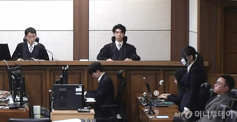 김건희 여사가 28일 오후 서울 서초구 중앙지방법원에서 자본시장법·정치자금법 위반, 특정범죄 가중처벌법상 알선수재 혐의 1심 선고 공판에서 선고를 받고 있다./사진=서울중앙지법 제공