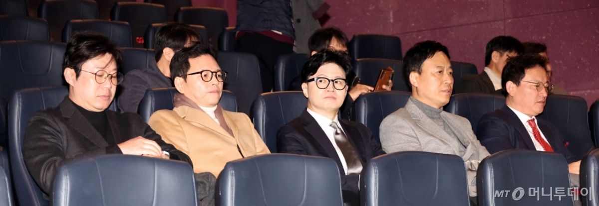 [서울=뉴시스] 김금보 기자 = 한동훈(가운데) 전 국민의힘 대표가 28일 서울 영등포구 한 영화관에서 '잊혀진 대통령: 김영삼의 개혁시대' 영화 상영 시작을 기다리고 있다. 왼쪽부터 국민의힘 진종오 의원, 박정훈 의원, 한동훈 전 대표, 정성국 의원, 김형동 의원. 2026.01.28. kgb@newsis.com /사진=김금보