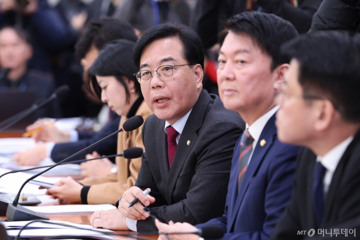 (서울=뉴스1) 신웅수 기자 = 송언석 국민의힘 원내대표가 28일 서울 여의도 국회에서 열린 외교통일위원회 전체회의에서 조현 외교부 장관에게 질의하고 있다. 2026.1.28/뉴스1  Copyright © 뉴스1. All rights reserved. 무단 전재 및 재배포,  AI학습 이용 금지. /사진=(서울=뉴스1) 신웅수 기자