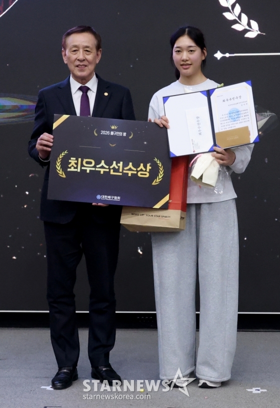 오한남(왼쪽) 대한배구협회장과 손서연. /사진=김진경 대기자