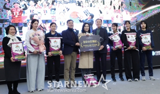 한국 여자 U16 배구 대표팀 이승여 감독과 선수들이 최우수단체상을 수상한 후 기념 촬영을 하고 있다. /사진=김진경 대기자