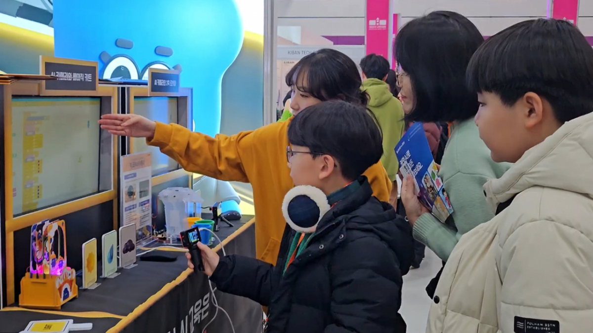 대한민국 교육박람회 직관적코딩 부스에서 관람객들이 생성형 AI와 연계된 피지컬 AI 교육 콘텐츠를 체험하고 있다./사진제공=메이킷올
