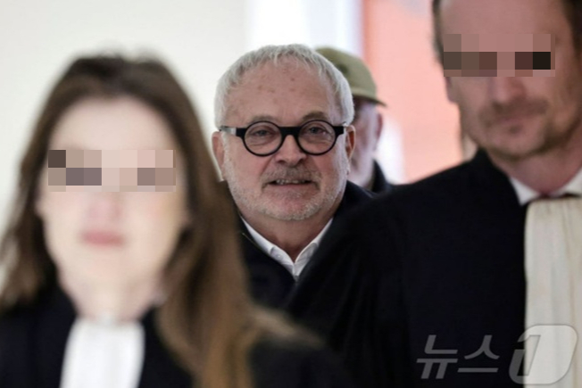 프랑스 파리법원에 조엘 게리오 전 상원의원이 27일(현지시간) 동료였던 산드린 조소 의원에게 약물을 먹여 성폭행을 시도한 혐의로 재판 받기 위해 출두하고 있다. /AFPBBNews=뉴스1